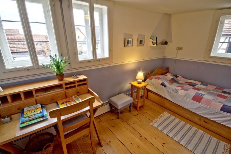 Photo of the whole room, Bedroom