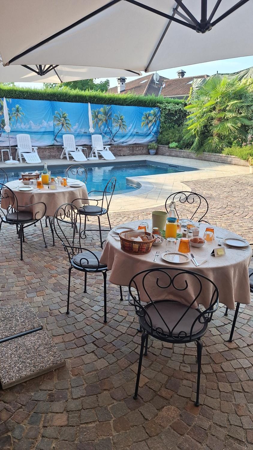Swimming pool, Breakfast