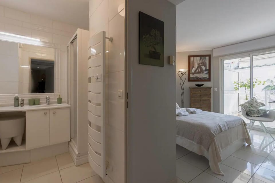 Bathroom, Photo of the whole room