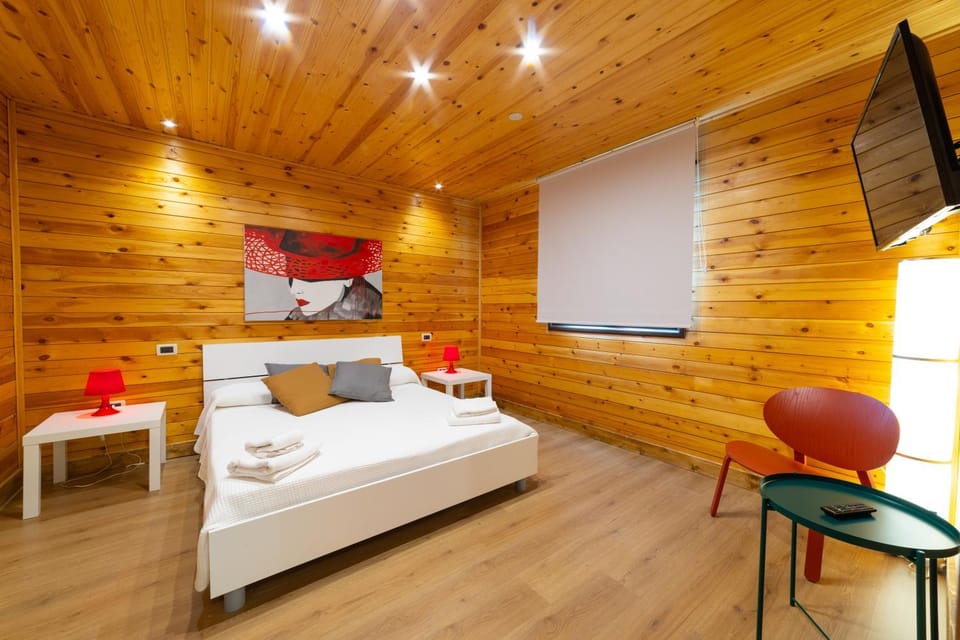 Bed, TV and multimedia, Photo of the whole room, Bedroom