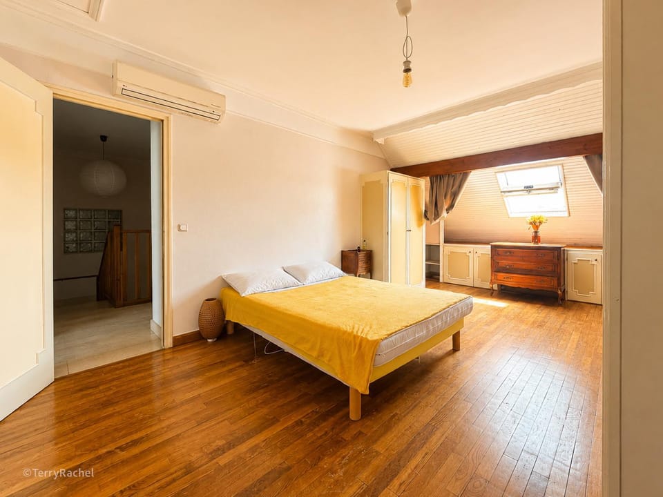 Photo of the whole room, Bedroom, wardrobe