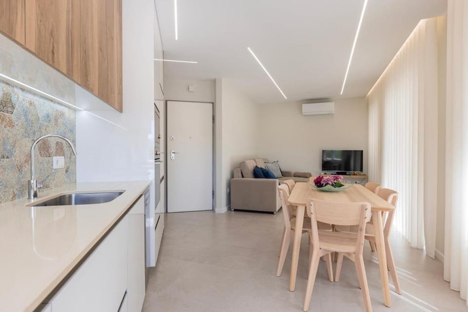 TV and multimedia, Kitchen or kitchenette, Dining area, oven, stove, air conditioner