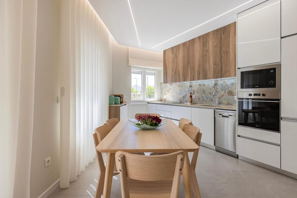 Kitchen or kitchenette, Dining area, dishwasher, oven, stove