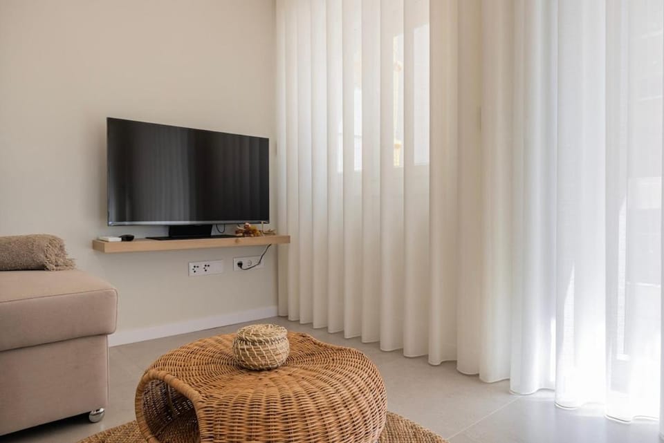 Communal lounge/ TV room, TV and multimedia, Living room