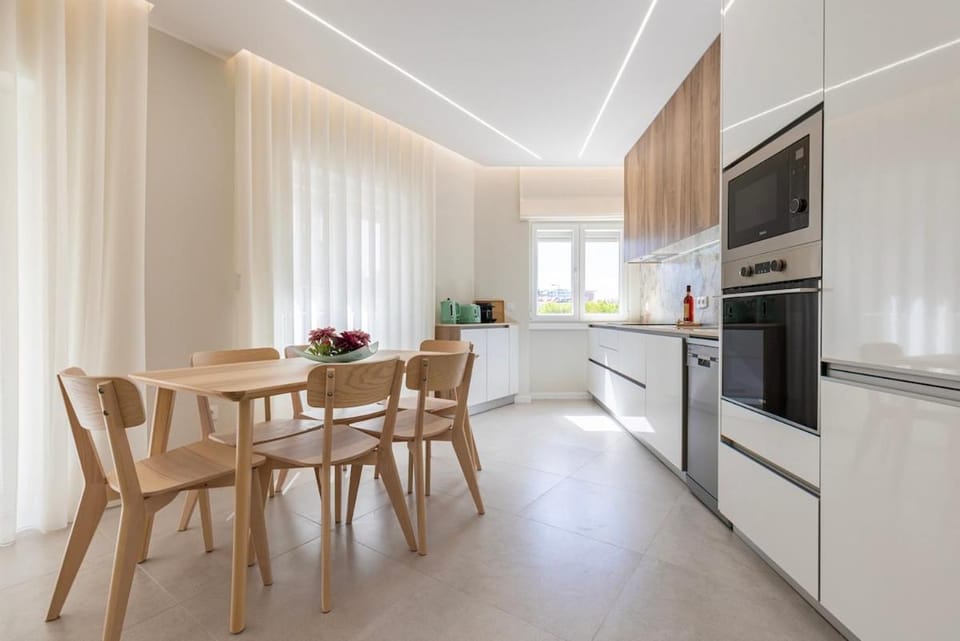 Kitchen or kitchenette, Dining area, oven, stove