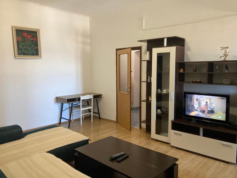 TV and multimedia, Living room, Evening entertainment