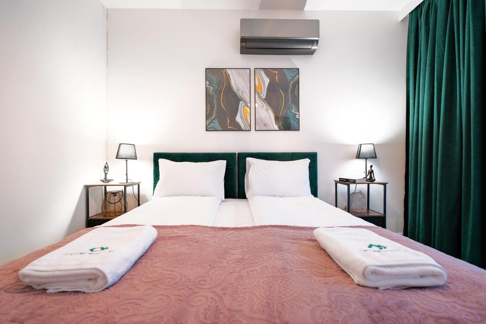 Bed, Bedroom, towels, air conditioner