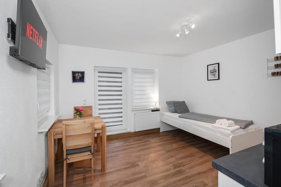 Communal lounge/ TV room, Bed, TV and multimedia, Living room, Seating area, Evening entertainment