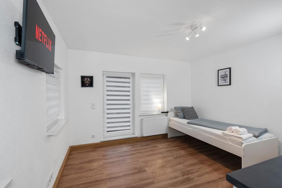 Bed, TV and multimedia, Photo of the whole room, Bedroom