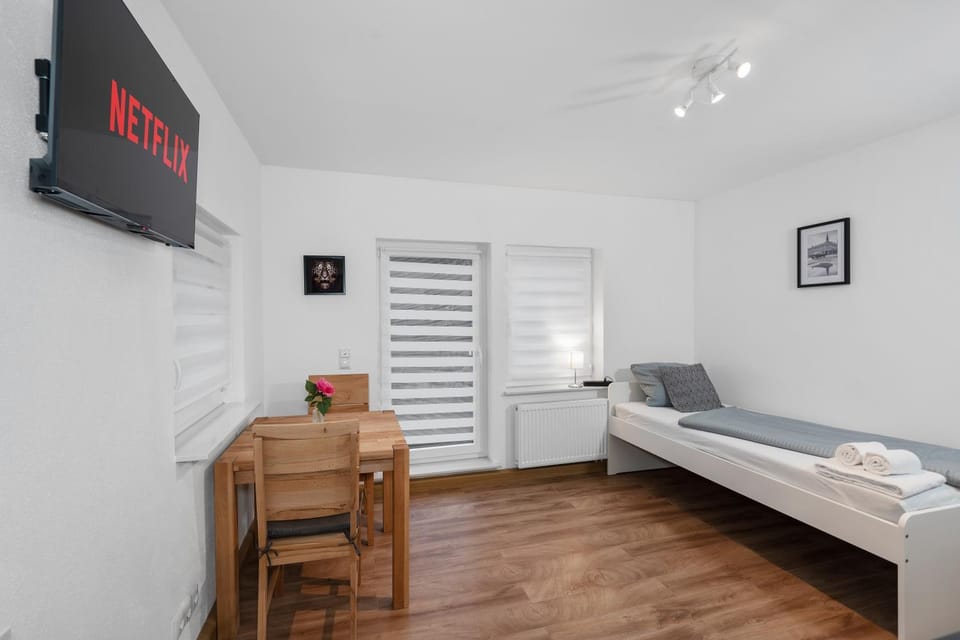 Bed, TV and multimedia, Dining area, Bedroom