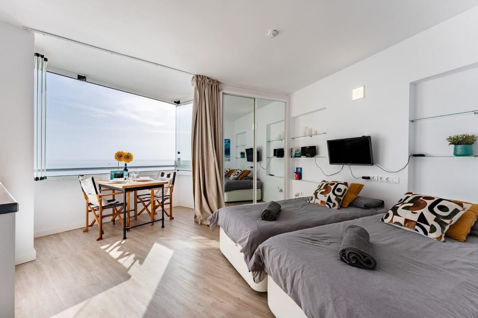 Bed, TV and multimedia, View (from property/room), Living room, Photo of the whole room, Bedroom, Sea view, towels