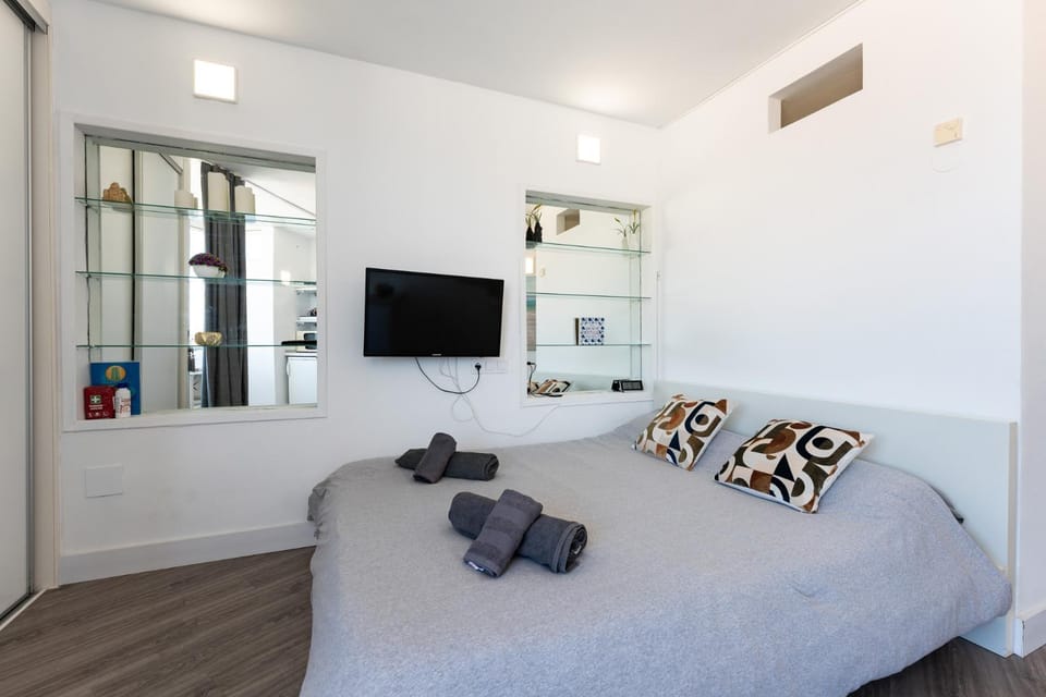 Bed, TV and multimedia, Photo of the whole room, Bedroom, towels