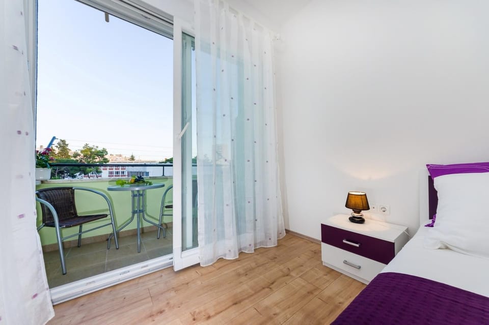 Bed, View (from property/room), Balcony/Terrace, Decorative detail, Seating area, Bedroom