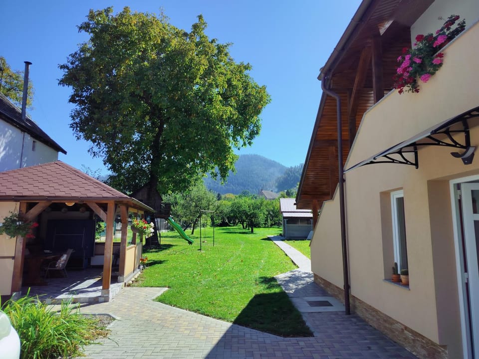 Property building, Day, Natural landscape, Garden, Garden view, Mountain view, Parking