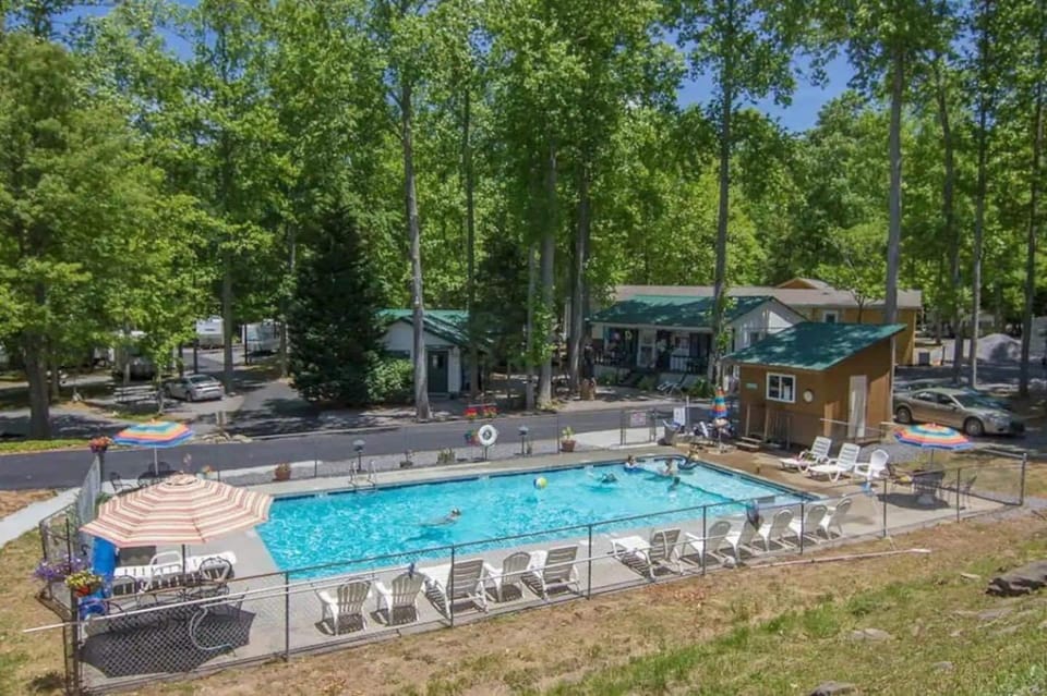 Swimming pool