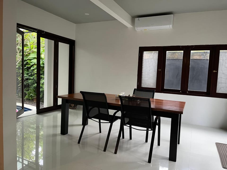 Living room, Seating area, Dining area, air conditioner