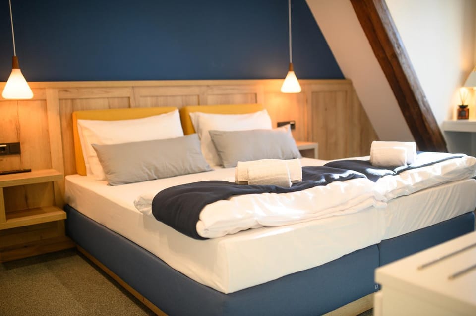 Bed, Bedroom, towels