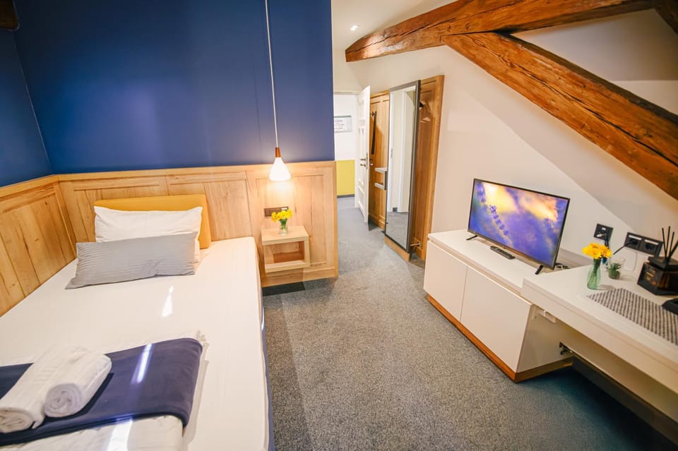 Bed, TV and multimedia, Photo of the whole room