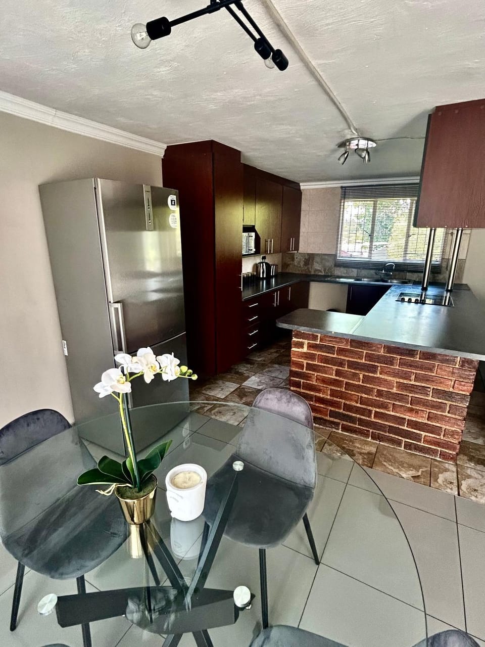 Kitchen or kitchenette, minibar