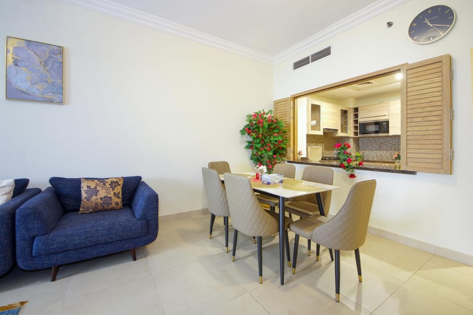 Dining area, minibar
