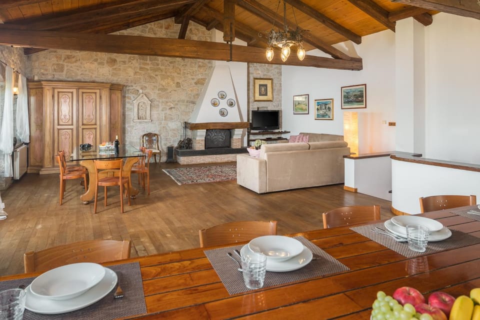 TV and multimedia, Kitchen or kitchenette, Living room, Seating area, Dining area