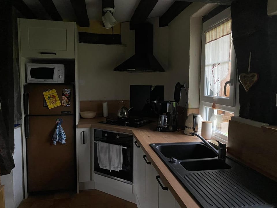 Coffee/tea facilities, microwave, oven, kitchen