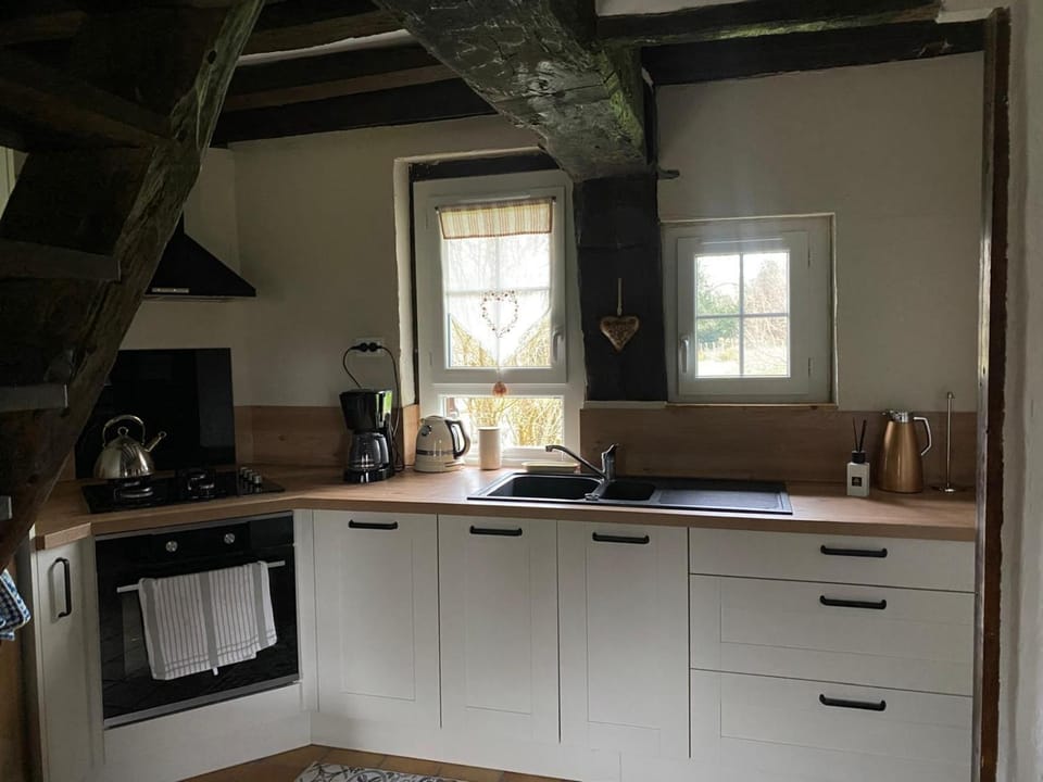 Coffee/tea facilities, oven, kitchen