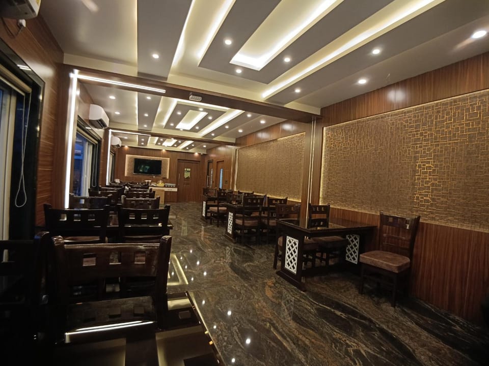 Restaurant/places to eat, TV and multimedia