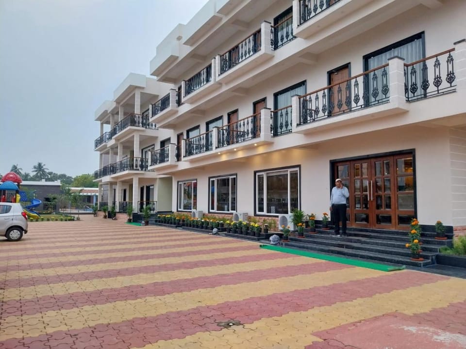 Property building, Day, Street view, Location, Parking