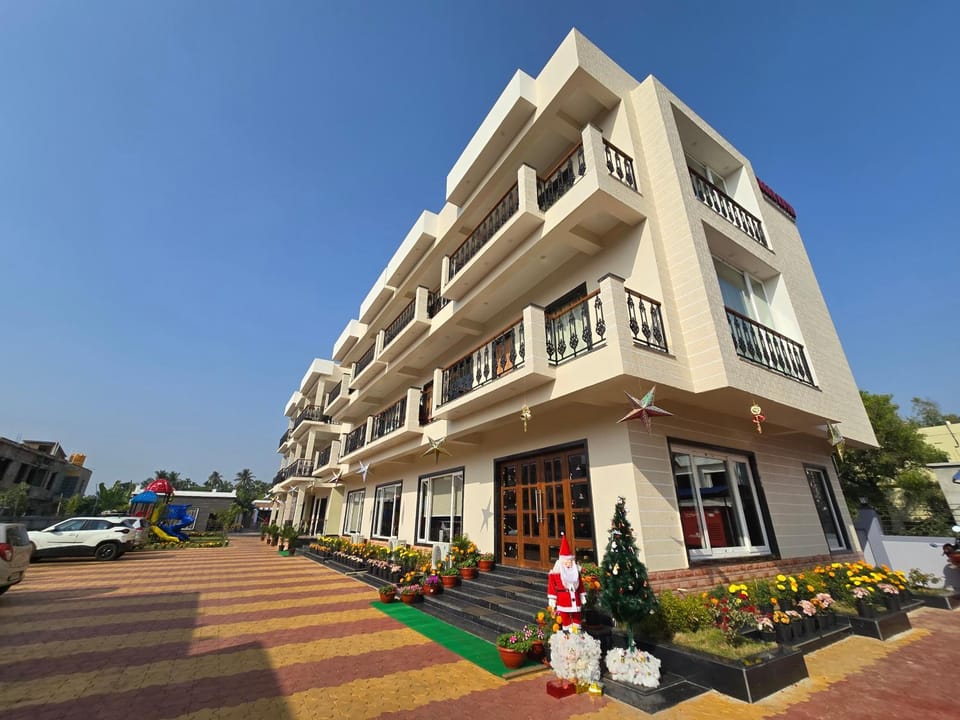 Property building, Day, Garden, Street view, Location, Parking