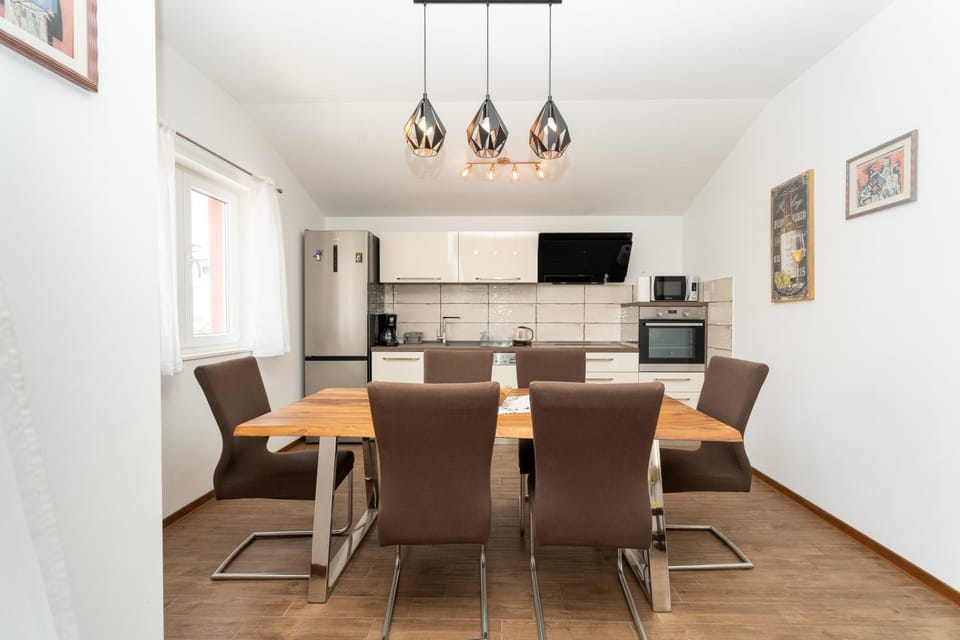 Dining area, oven, stove