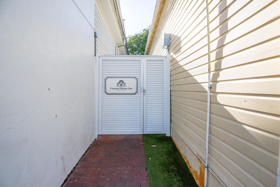 Custom House Inn All Apartment in Key West