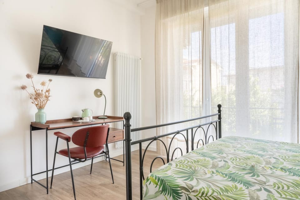 Camera Matrimoniale con bagno privato-struttura condivisa con Host-CASA ENEA Vacation rental in Florence