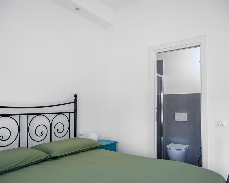 Camera Matrimoniale con bagno privato-struttura condivisa con Host-CASA ENEA Vacation rental in Florence