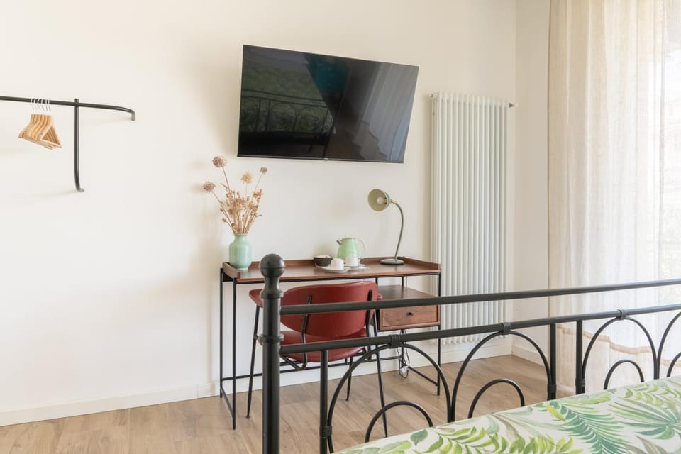 Camera Matrimoniale con bagno privato-struttura condivisa con Host-CASA ENEA Vacation rental in Florence