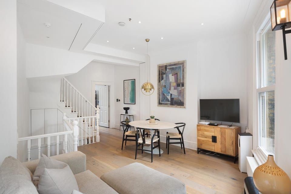 TV and multimedia, Living room, Seating area, Dining area