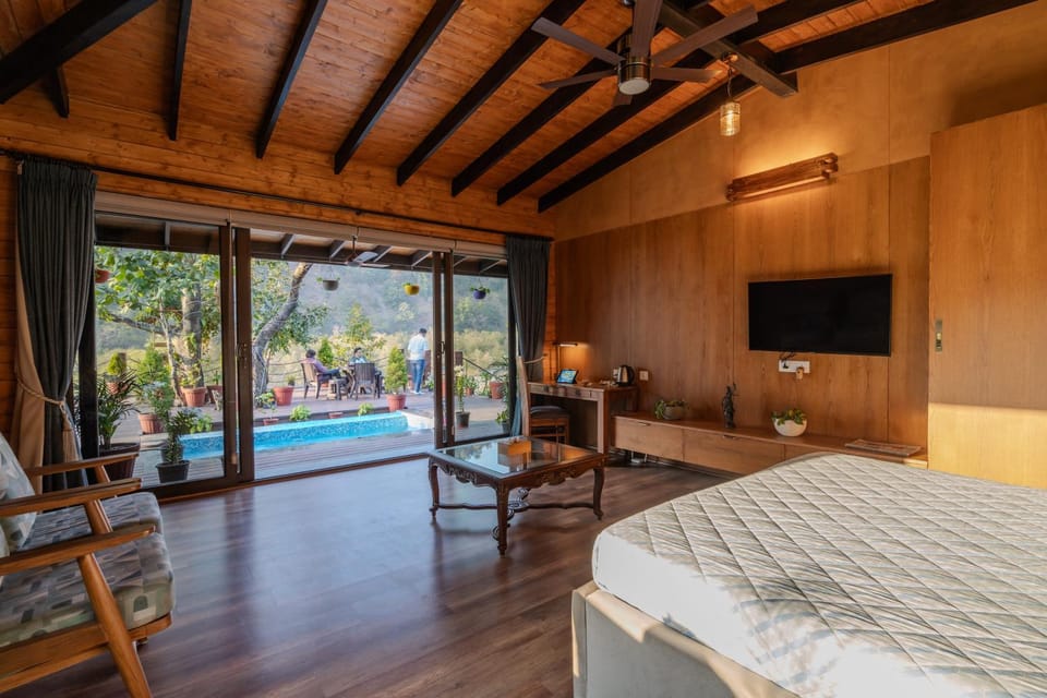 Communal lounge/ TV room, Bed, TV and multimedia, Living room, Photo of the whole room, Seating area, Evening entertainment, Bedroom, Pool view, Swimming pool