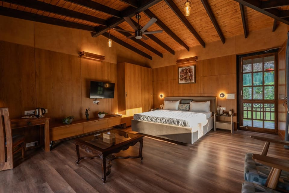Bed, TV and multimedia, Living room, Photo of the whole room, Seating area, Bedroom