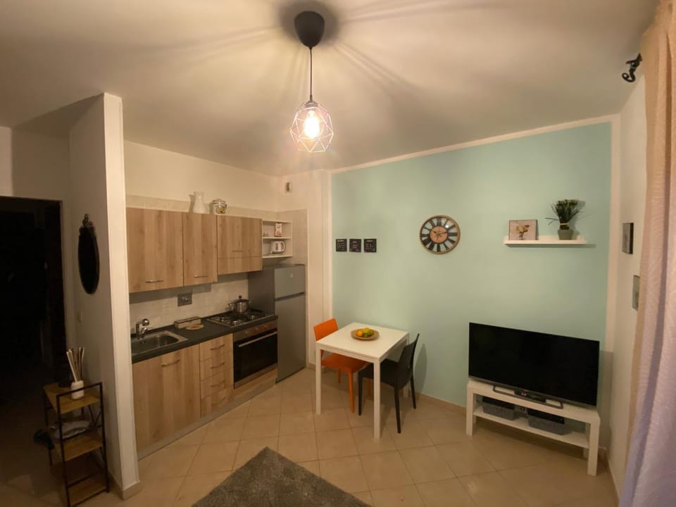 TV and multimedia, Kitchen or kitchenette, Dining area, oven, stove
