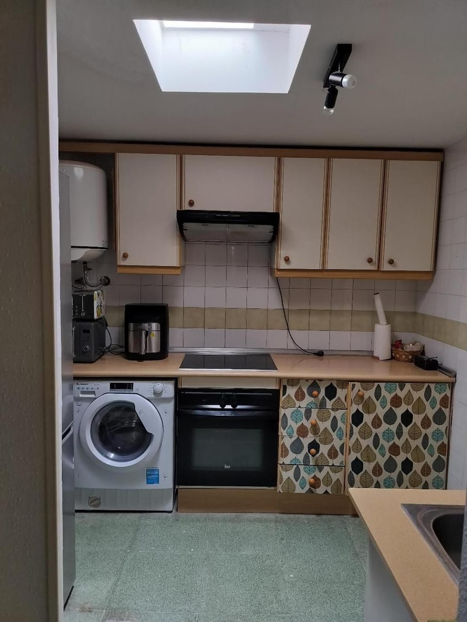 Coffee/tea facilities, Kitchen or kitchenette, oven, stove, toaster, washing machine