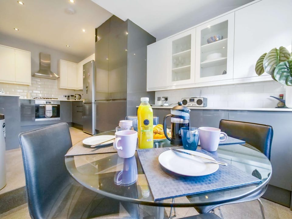 Kitchen or kitchenette, Seating area, Dining area, oven, pet friendly, stove