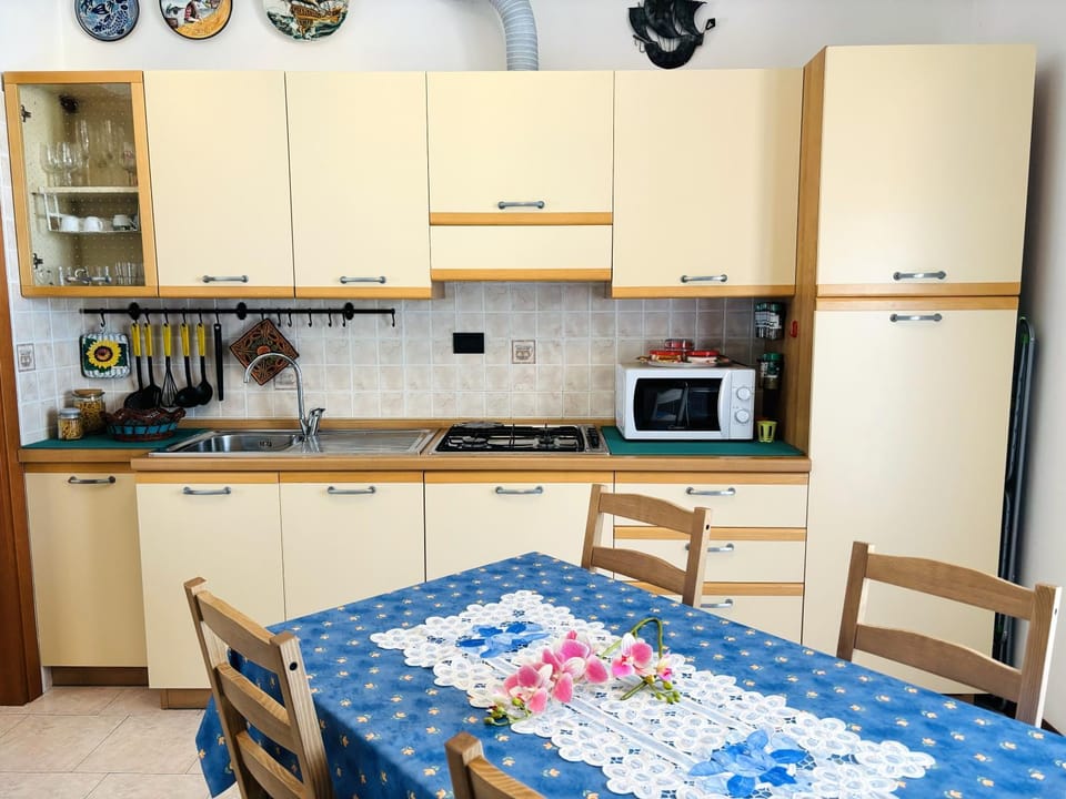 Kitchen or kitchenette, Dining area, stove