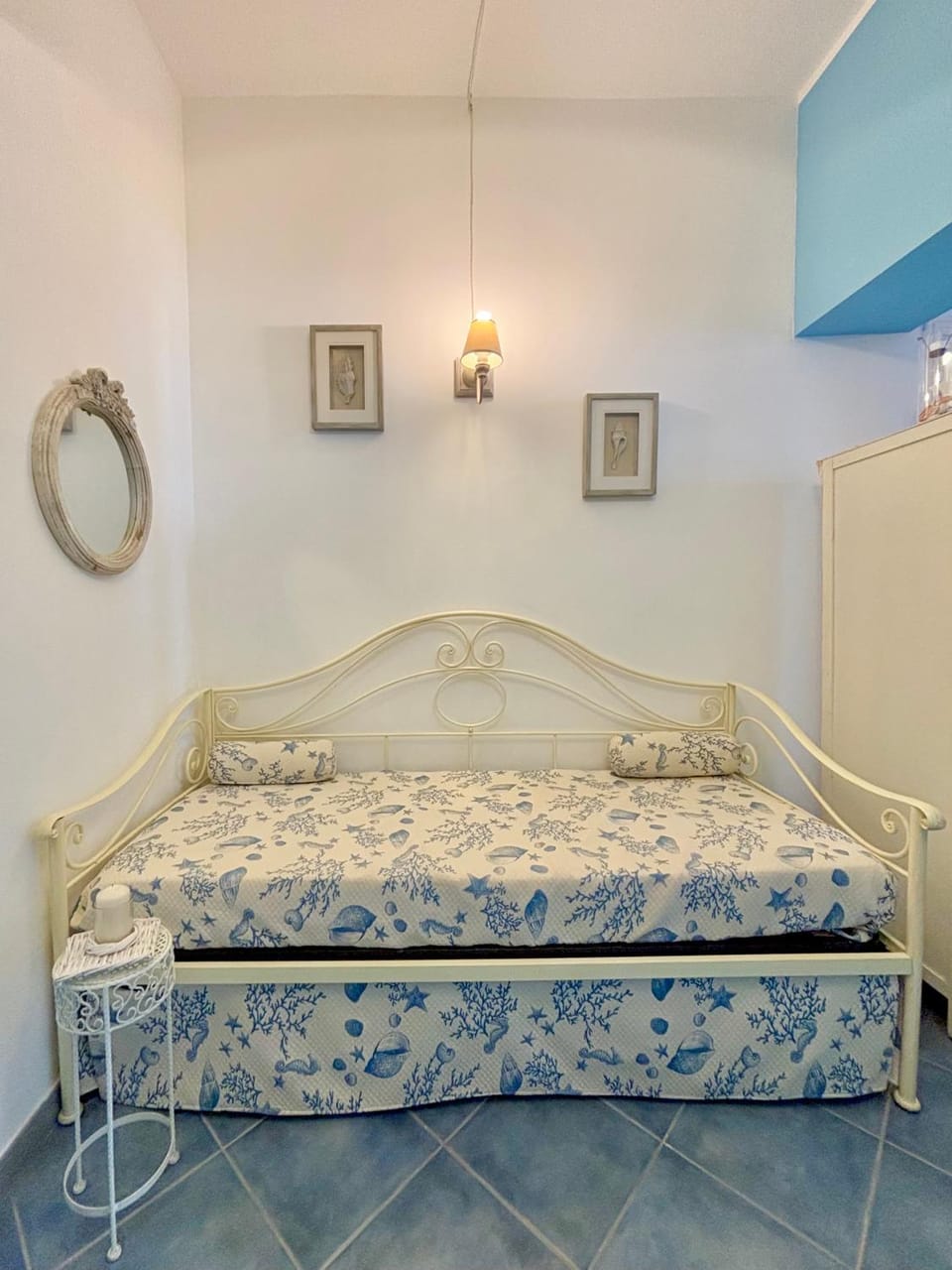 Bed, Living room