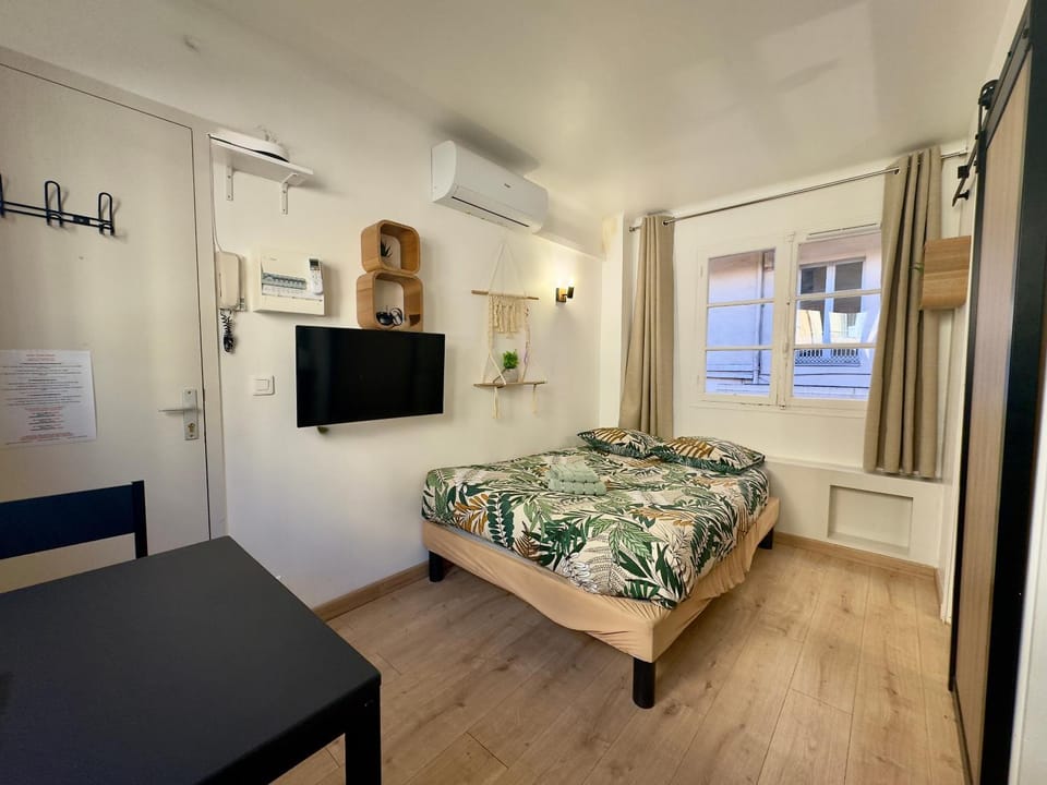 Bed, TV and multimedia, Bedroom