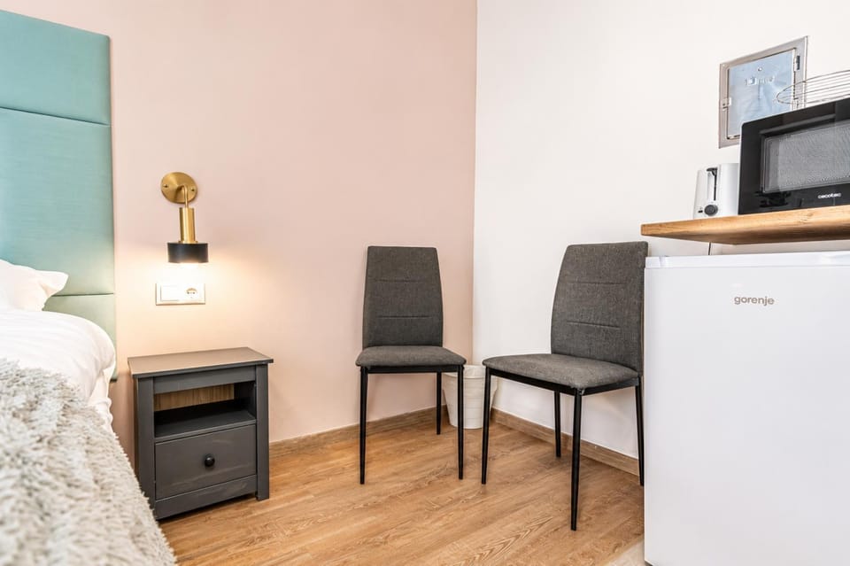 Bed, Kitchen or kitchenette, Bedroom
