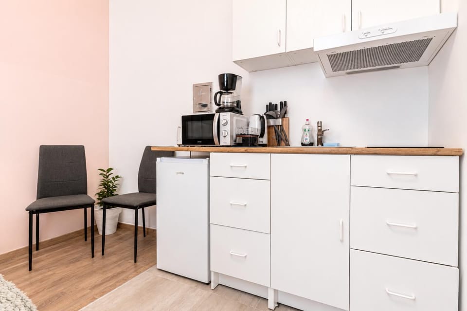 Coffee/tea facilities, Kitchen or kitchenette, oven