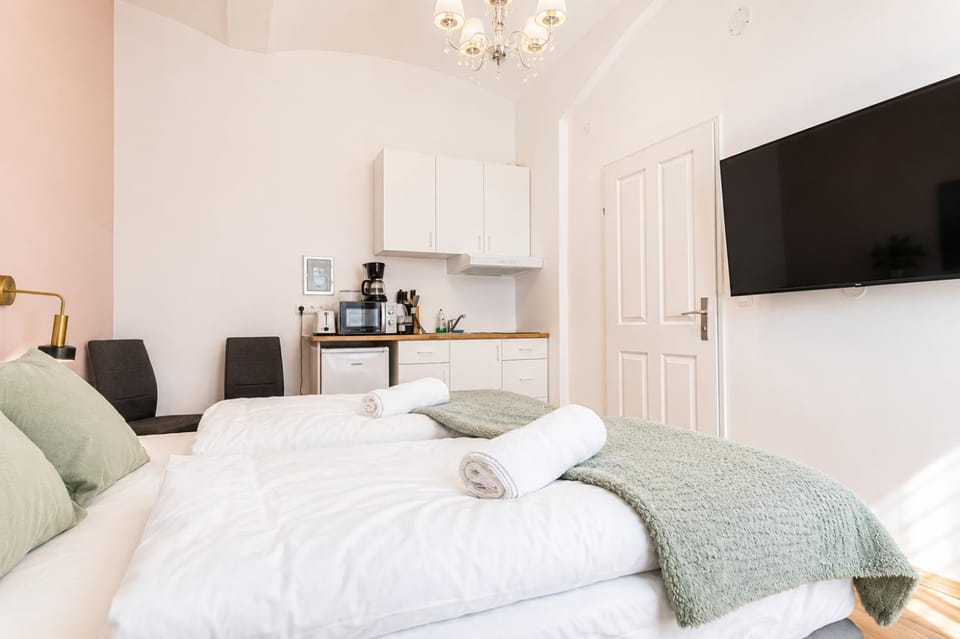 Bed, TV and multimedia, Kitchen or kitchenette, Bedroom, towels