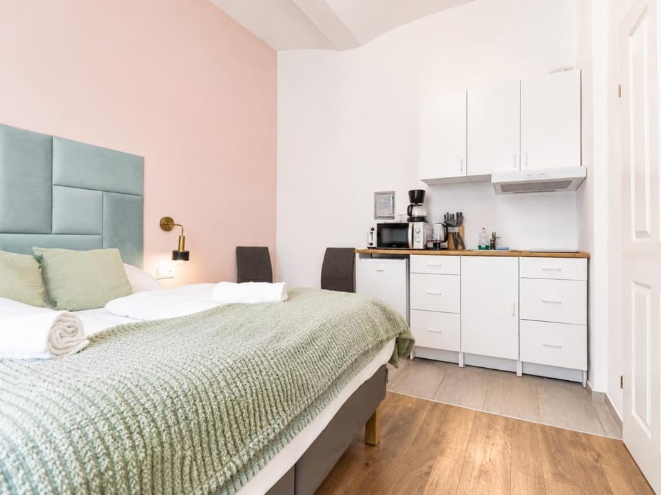 Bed, Kitchen or kitchenette, Bedroom
