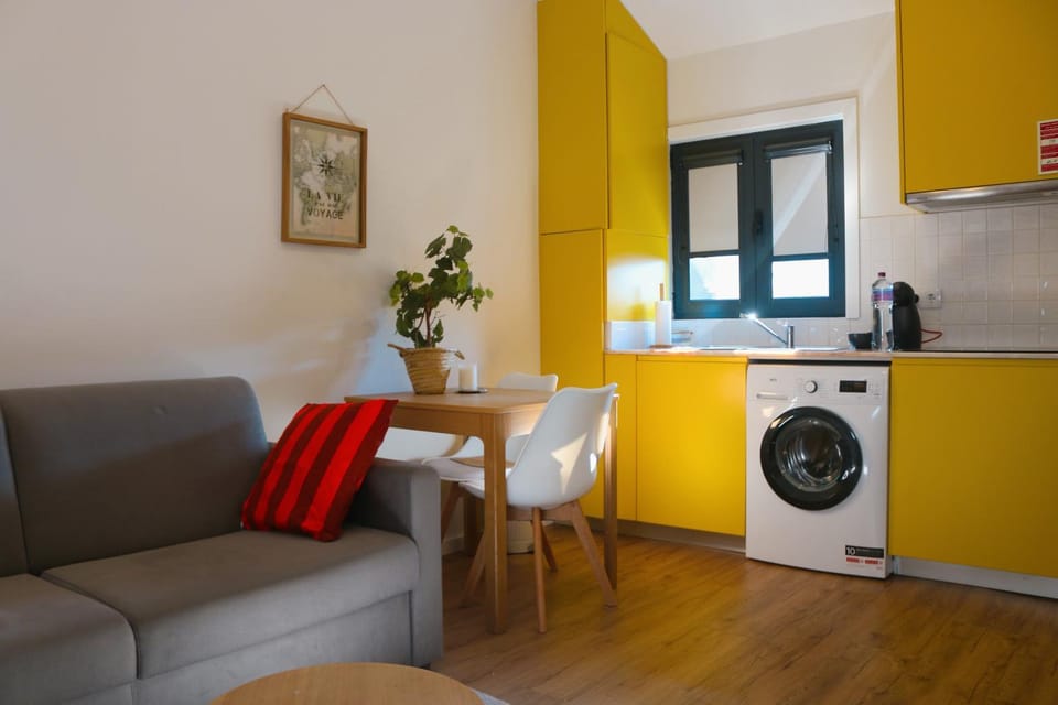 Kitchen or kitchenette, Living room, washing machine