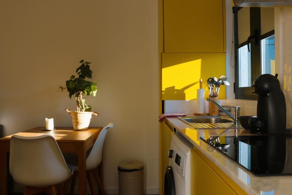Kitchen or kitchenette, Dining area, toaster